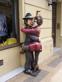 Muñecos que bailan tango en San Telmo