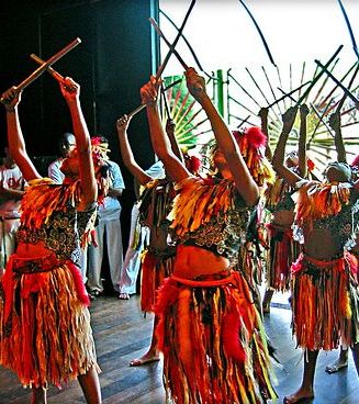 El Maculelê es una danza con cuchillas y bastones de madera que al chocarlos destellan chispas