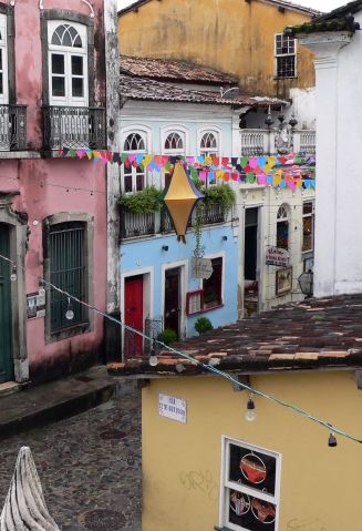 Al caer la noche, las calles de Salvador de Bahia cobran vida y abren restaurantes, bares y discotecas