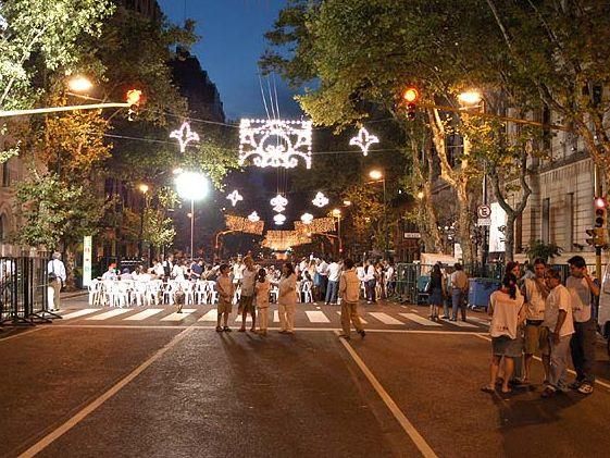 Luces decoran la Avenida de Mayo en Buenos Aires