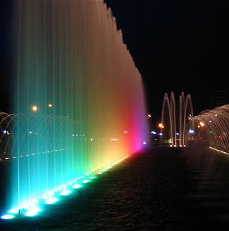 Fuente del Bicentenario iluminada de noche