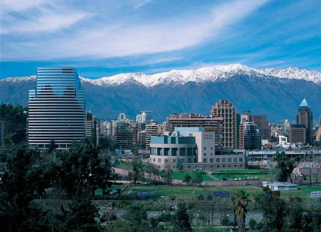 Ciudad de Santiago con vista a Los Andes