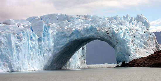 Arco de hielo en el Glaciar Perito Moreno