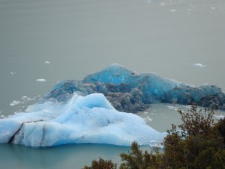 Témpanos de hielo que flotan en las aguas del lago Argentino