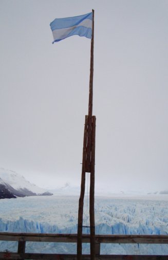 Bandera Argentina enclavada en el Parque Nacional Los Glaciares. De fondo el imponente Glaciar Perito Moreno