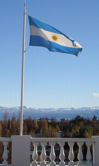 Qué hacer en El Calfate - Vista panorámica con la bandera Argentina en El Calafate