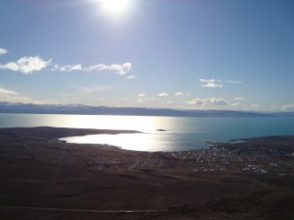 Vista Panorámica desde el Cerro Huyliche a la ciudad de El Calafate y el Lago Argentino