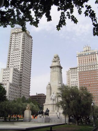 Monumento a Cervantes en la Plaza España de Madrid