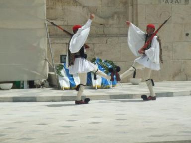 El Cambio de Guardia se realiza todos los días cada dos horas en el Monumento al Soldado Desconocido en Atenas, Grecia.