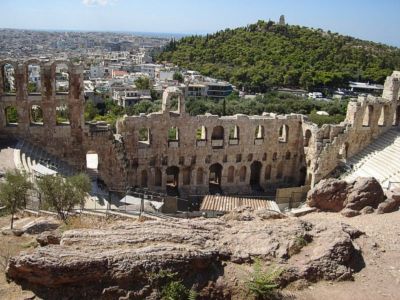 Teatro de Dionisos. En la ladera sur de la Acrópolis, tenia cabida para 16.000 espectadores. En las gradas se pueden ver los asientos de mármol de los grandes personajes, y en la escena, un pórtico con columnas y relieves en la base.