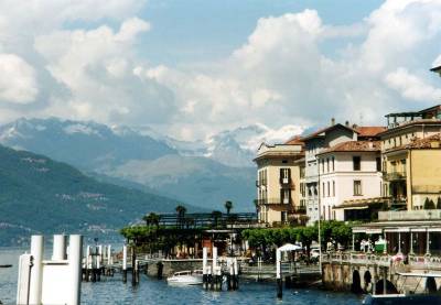 Bellagio, conocida como "La Perla del Lago Di Como", se ubica a 50 kilómetros hacia el Norte de Milán y es posible llegar en tren o en automóvil particular.