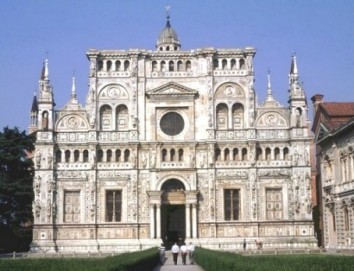 La fachada de Certosa di Pavia de marmol llama la atención en toda Italia.
