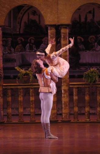 Actores danzan ballet interpretando a Romeo y Julieta.