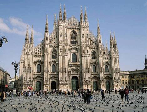 La Catedral o Duomo de Milán es a nivel mundial es la tercer iglesia más grande del mundo, luego de la Catedral de Sevilla y la Catedral San Pietro en Roma.