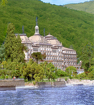 El Grand Hotel des Iles Borromees es un magnífico hotel de cinco estrellas emplazado en un edificio construido en 1861 situado en plena costa del lago Maggiore, frente a las Islas Borromeas, sin duda un lugar idílico en el que pasar unos días.