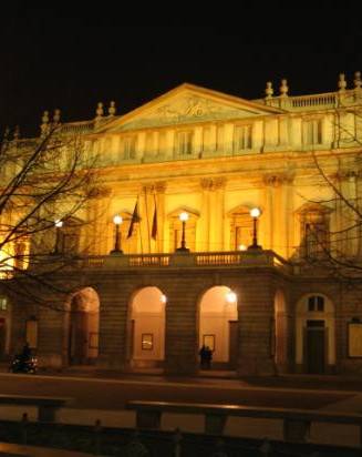 Fachada del Teatro La Scala en Milán