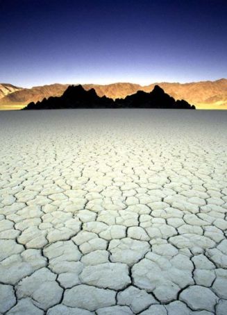 Death Valley en inglés, se ubica a unos 150 kilómetros al noroeste de Las Vegas, en el estado de California. Es uno de los paisajes más desérticos de la planificie de los Estados Unidos.