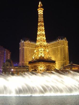 Fuente en el Hotel Bellagio, detrás una réplica de la Torre Eiffel de París en Las Vegas, Nevada.