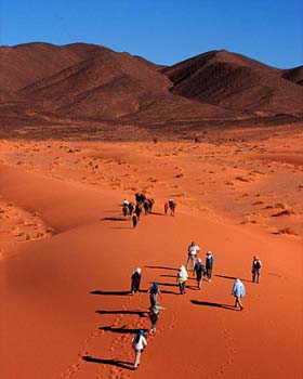 Detrás de las altas montañas del Atlas, en pleno centro de Marruecos comienza el magestuoso e imponente Desierto del Sahara.