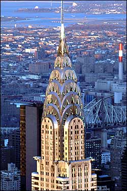 Chrysler Building: Brillando en el día con el sol y en la noche con la luz, su aguja de acero inoxidable es para muchos el símbolo de los rascacielos de Nueva York.