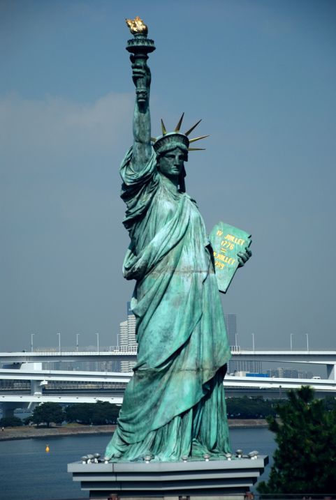 La Estatua de la Libertad fue inaugurada el 28 de octubre de 1886 y restaurada en su primer centenario.