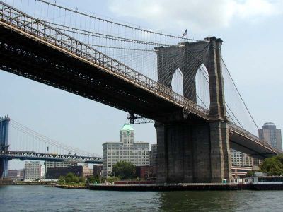 El Puente de Brooklyn terminado en 1883, fue el mayor puente colgante de su época y el primero construido en acero.