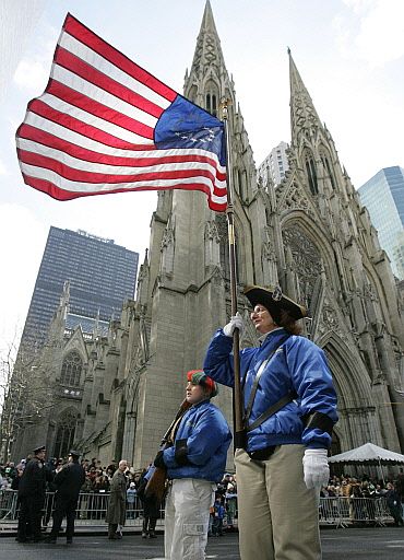 San Patricio atrae a multitudes que se engalanan especialmente para la Easter Parade en la Quinta Avenida