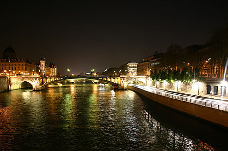 Rio Sena de noche en Paris