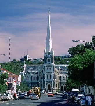 Ciudad de Graaff-Reinet en Sudáfrica. Al fondo la iglesia principal de estilo holandés.