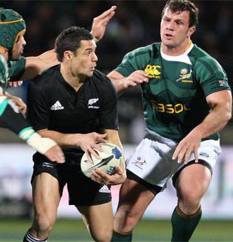 La selección nacional de rugby sudafricana los Springboks contra los All Blacks de Nueva Zelanda