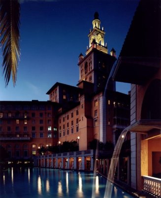 Con la excursión en bus por Miami se pueden conocer edificios como el Biltmore Hotel
