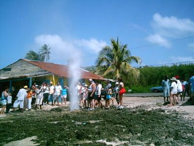 Hoyo Soplador, fenomeno geologico en la Isla de San Andres